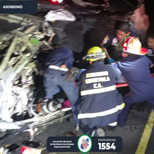 Los socorristas tuvieron que utilizar equipo hidráulico para rescatar a los afectados en el accidente en Quetzaltenango. ,Bomberos Municipales Departamentales
