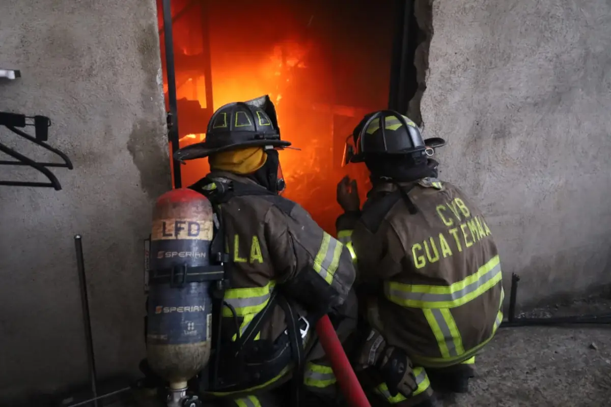El fuego consume dos locales comerciales, incluida una bodega, en la ruta a El Salvador. , Bomberos Voluntarios
