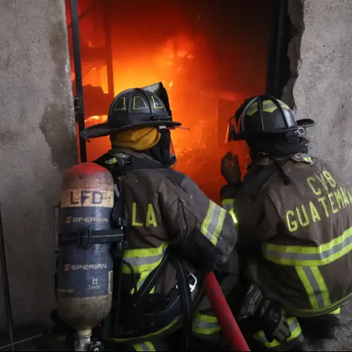 El fuego consume dos locales comerciales, incluida una bodega, en la ruta a El Salvador.  ,Bomberos Voluntarios