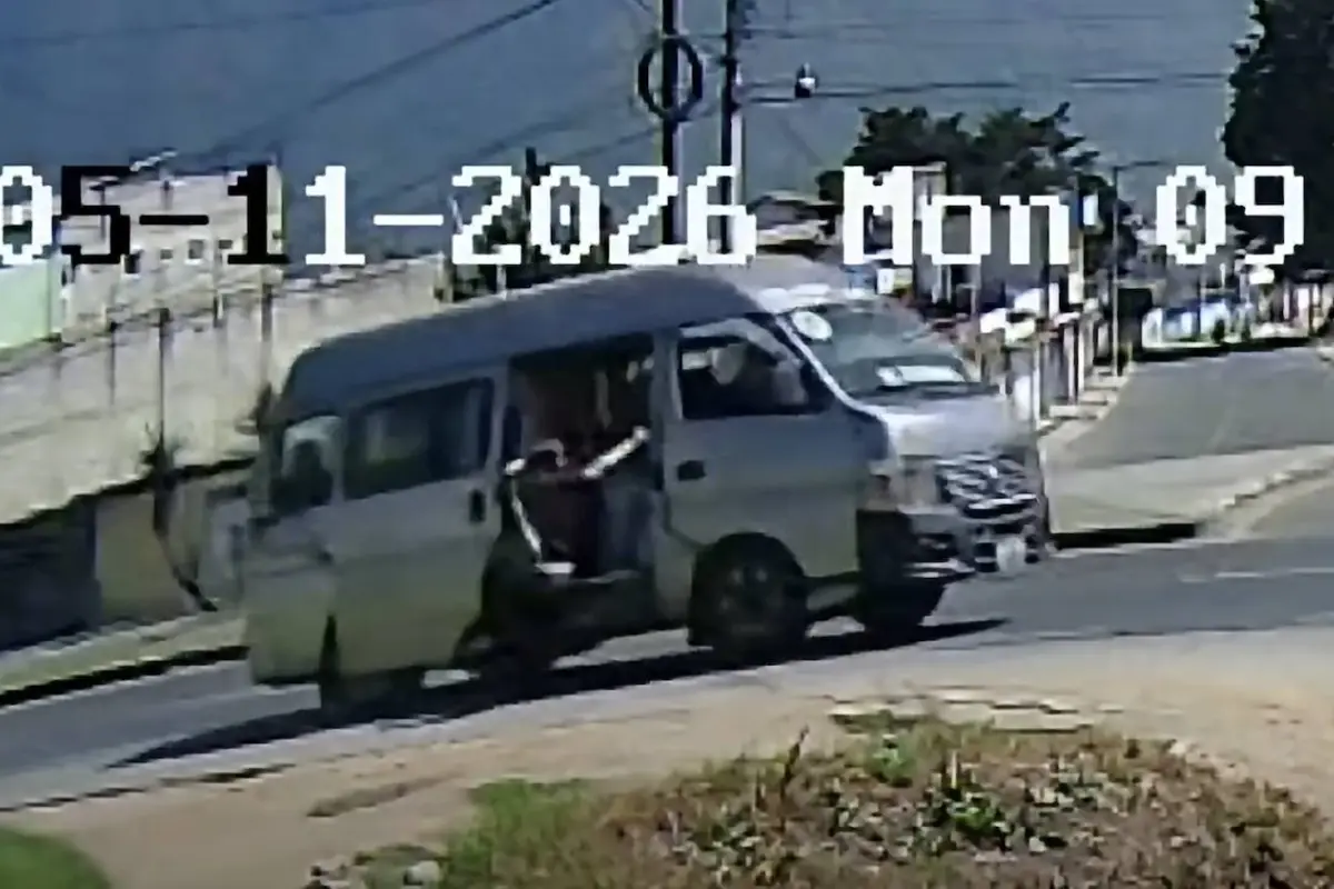 Piloto de microbús arranca y deja tirada a una pasajera en Quetzaltenango., Captura de pantalla video de Facebook.