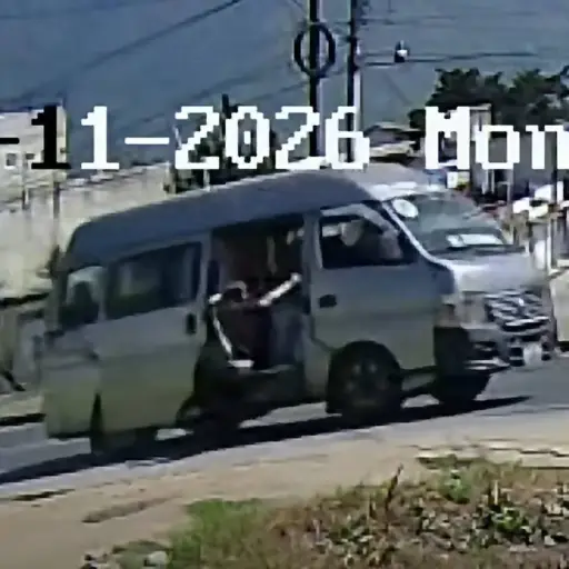 Piloto de microbús arranca y deja tirada a una pasajera en Quetzaltenango. ,Captura de pantalla video de Facebook.