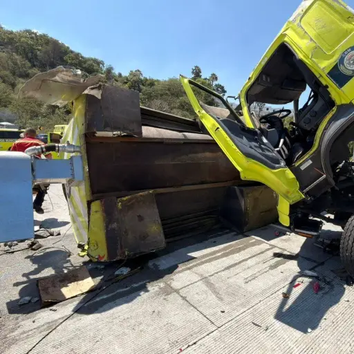La unidad de bomberos se accidentó mientras regresaba de atender una emergencia en ruta a El Salvador. ,Juan Carlos Chanta/EU