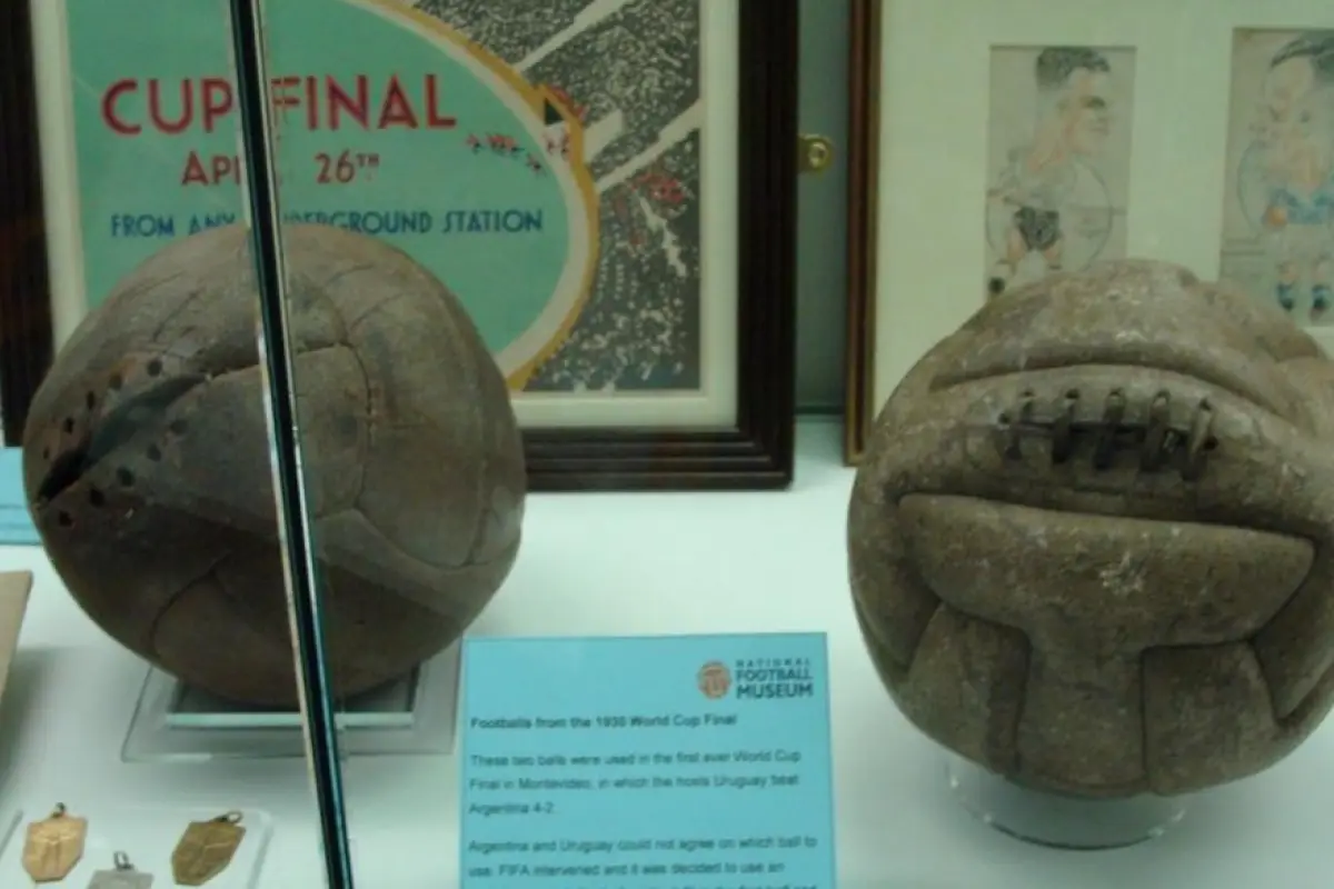Pelotas de futbol que se usaron para la final del Mundial 1930. 