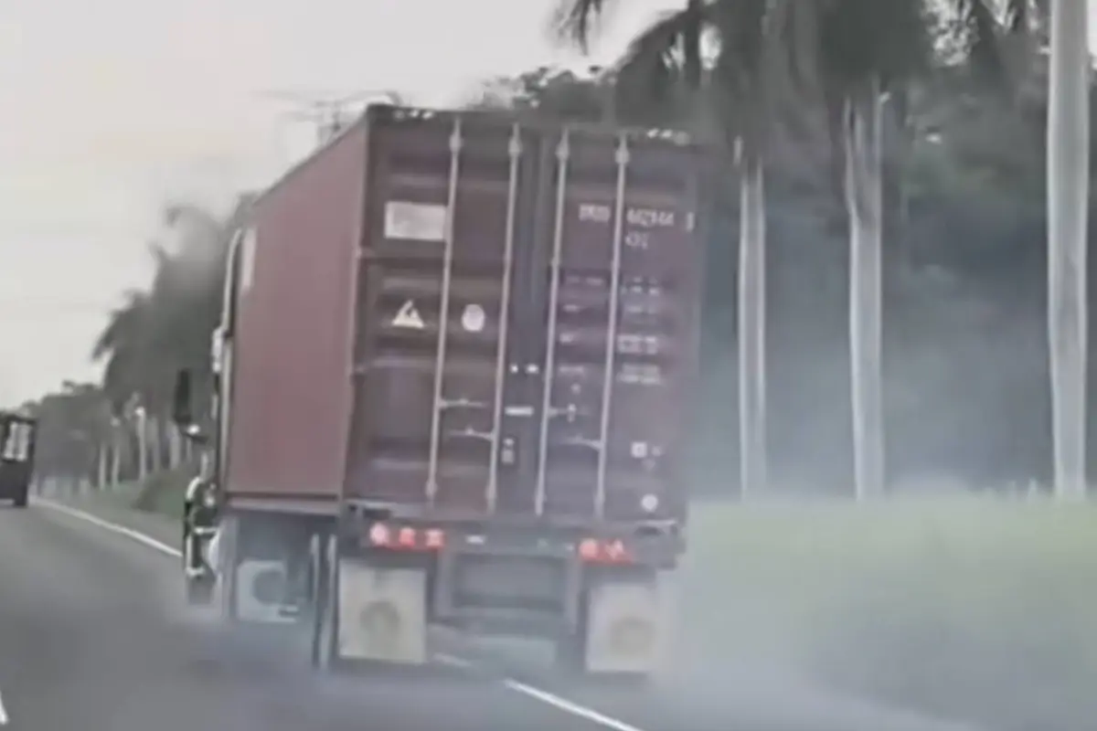 Tráiler sin frenos en la autopista Palín-Escuintla., Captura de pantalla video de Facebook.