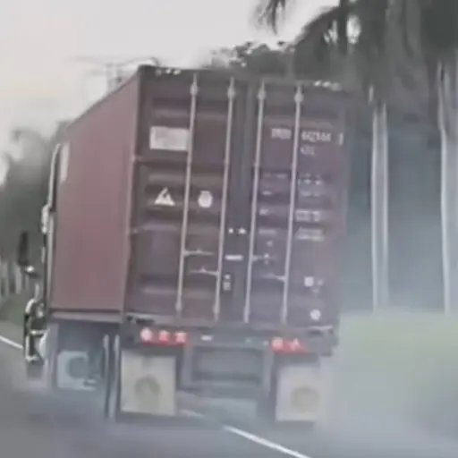 Tráiler sin frenos en la autopista Palín-Escuintla. ,Captura de pantalla video de Facebook.
