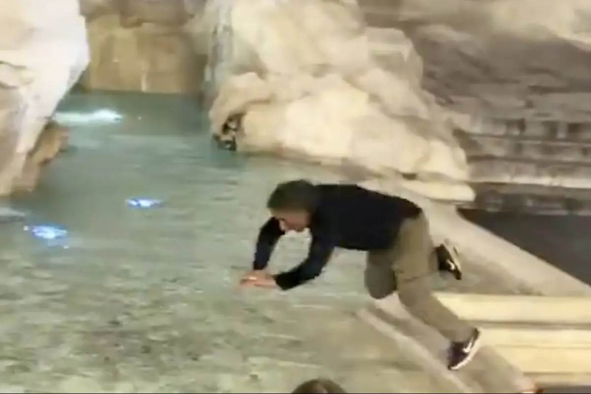 Turista se lanza a la Fontana di Trevi., Captura de pantalla video de X.
