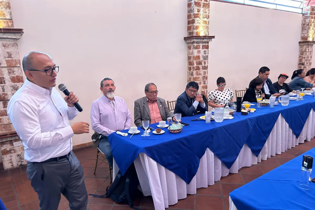 El equipo legal de Usac-DIRE y Rodolfo Chang, candidato a rector por esa agrupación, en conferencia de prensa el miércoles 13 de mayo de 2026., Omar Solís/Emisoras Unidas