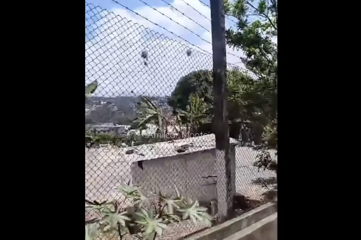Unidades de bomberos y de PNC se encuentran en el perímetro de la cárcel Santa Teresa, zona 18, por un posible motín., PMT capitalina/Montejo