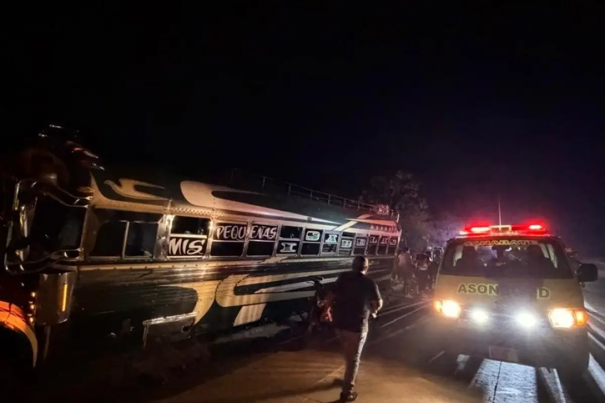 El accidente causó heridas en 15 pasajeros, de los que cuatro fueron hospitalizados., Bomberos Municipales Departamentales. 
