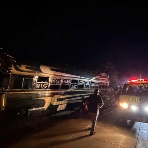 El accidente causó heridas en 15 pasajeros, de los que cuatro fueron hospitalizados. ,Bomberos Municipales Departamentales. 