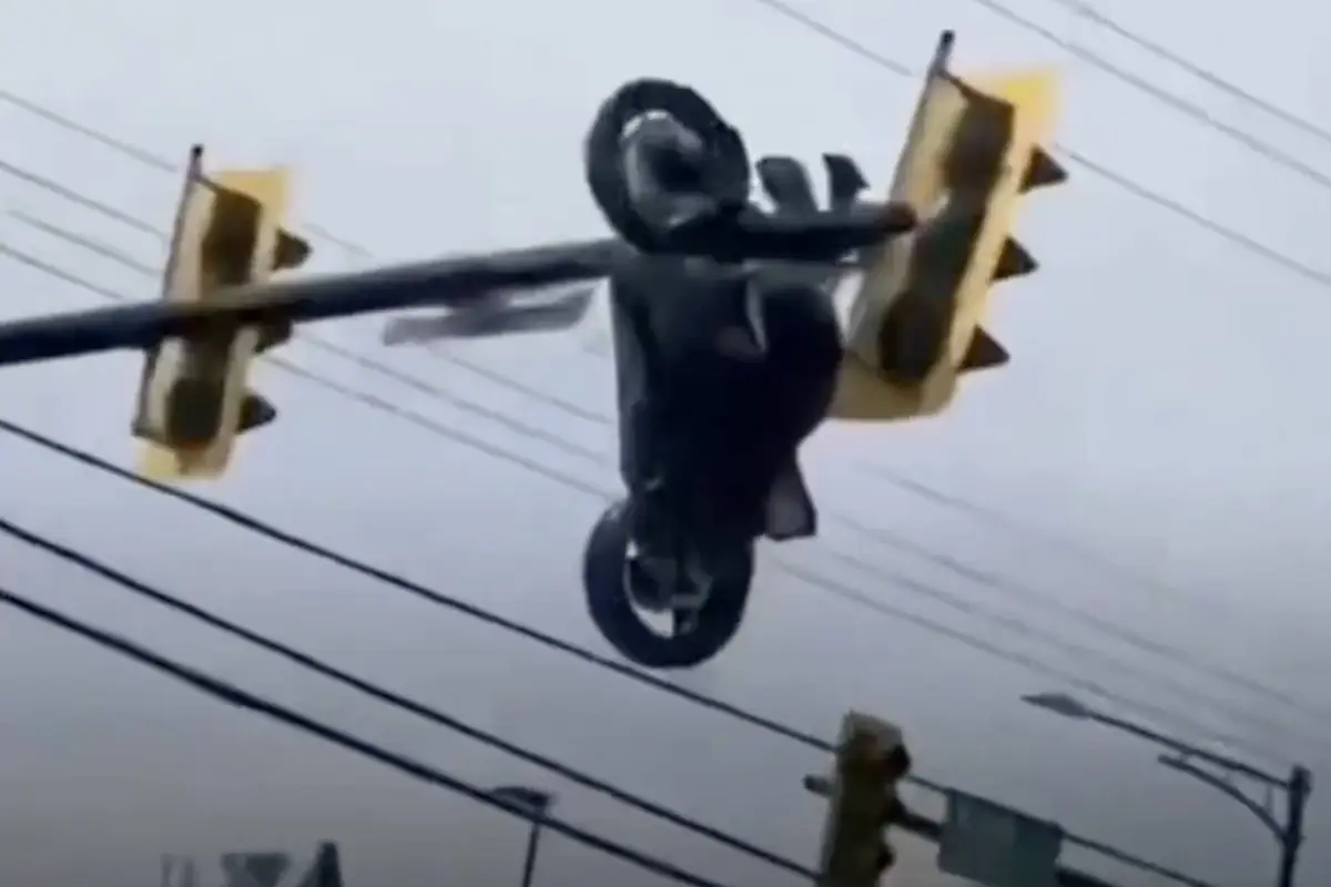 Violento accidente lanzó una motocicleta hasta un semáforo., Captura de pantalla video de X.