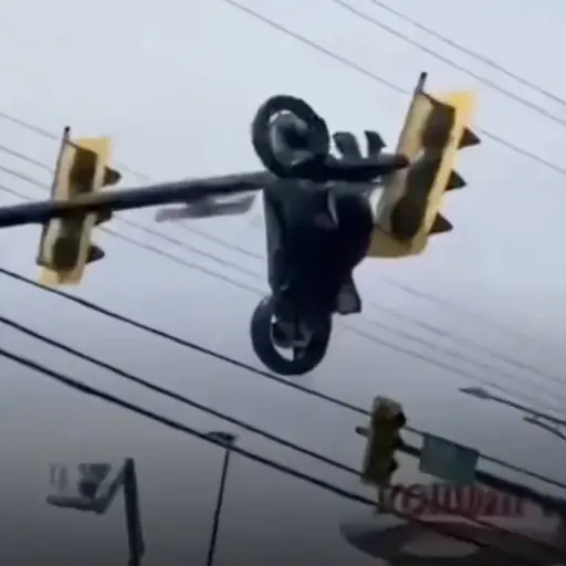Violento accidente lanzó una motocicleta hasta un semáforo. ,Captura de pantalla video de X.