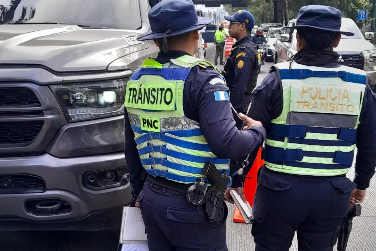 Los agentes de la PNC realizan la revisión de carros y motocicletas en distintas rutas., PNC de Guatemala.