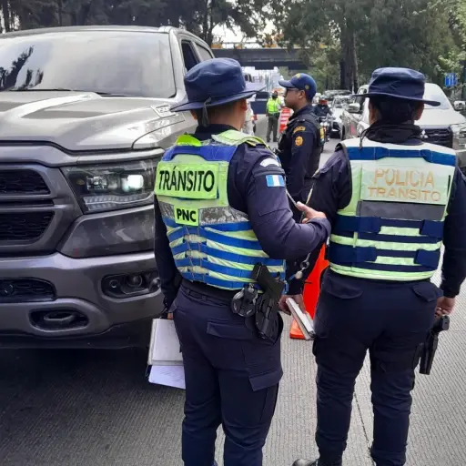 Los agentes de la PNC realizan la revisión de carros y motocicletas en distintas rutas. ,PNC de Guatemala.