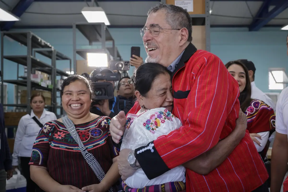 En el mensaje, Arévalo compartió fotos con algunas madres del país., Gobierno de Guatemala