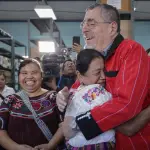 Arévalo envía mensaje de felicitación a las madres del paíst