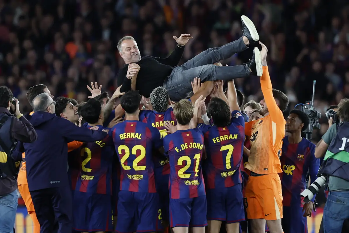 Hansi Flick manteado por los jugadores del FC Barcelona - EFE