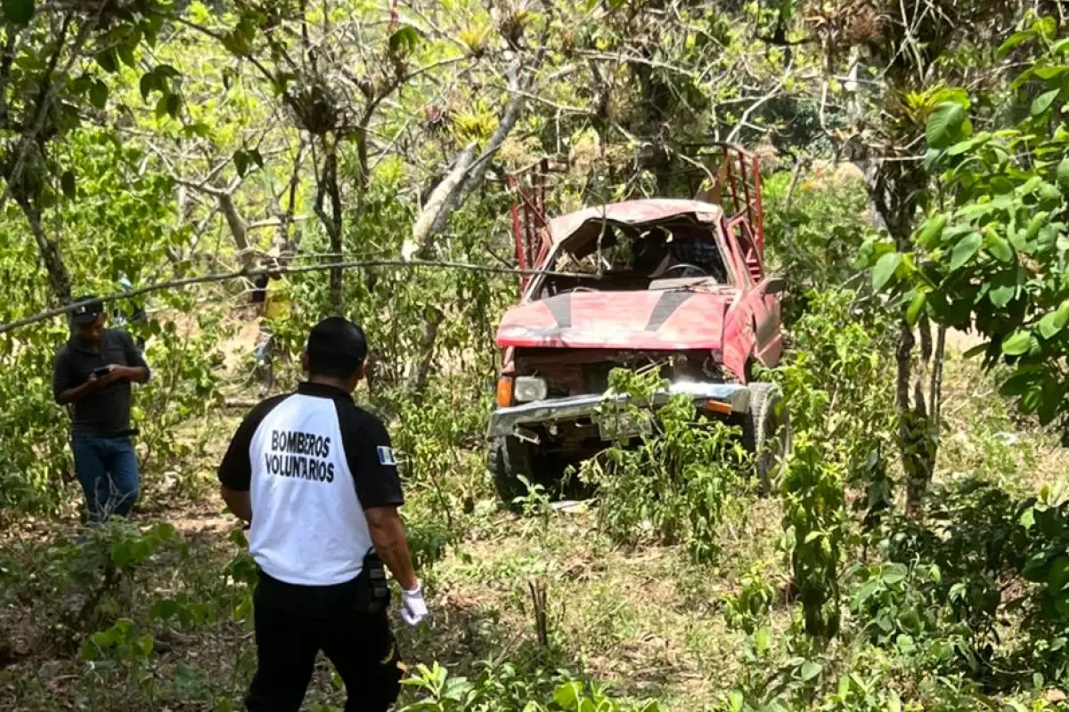 En este accidente se reportaron ocho personas lesionadas., Bomberos Voluntarios.