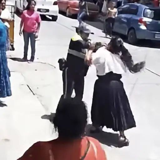 Nueva agresión a una agente de la PMT. ,Captura de pantalla video de Facebook.