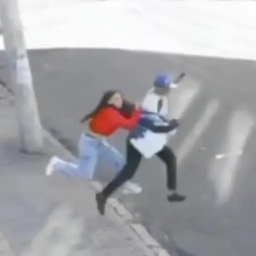 Mujer enfrenta y retiene a robacelulares. ,Captura de pantalla video de X.