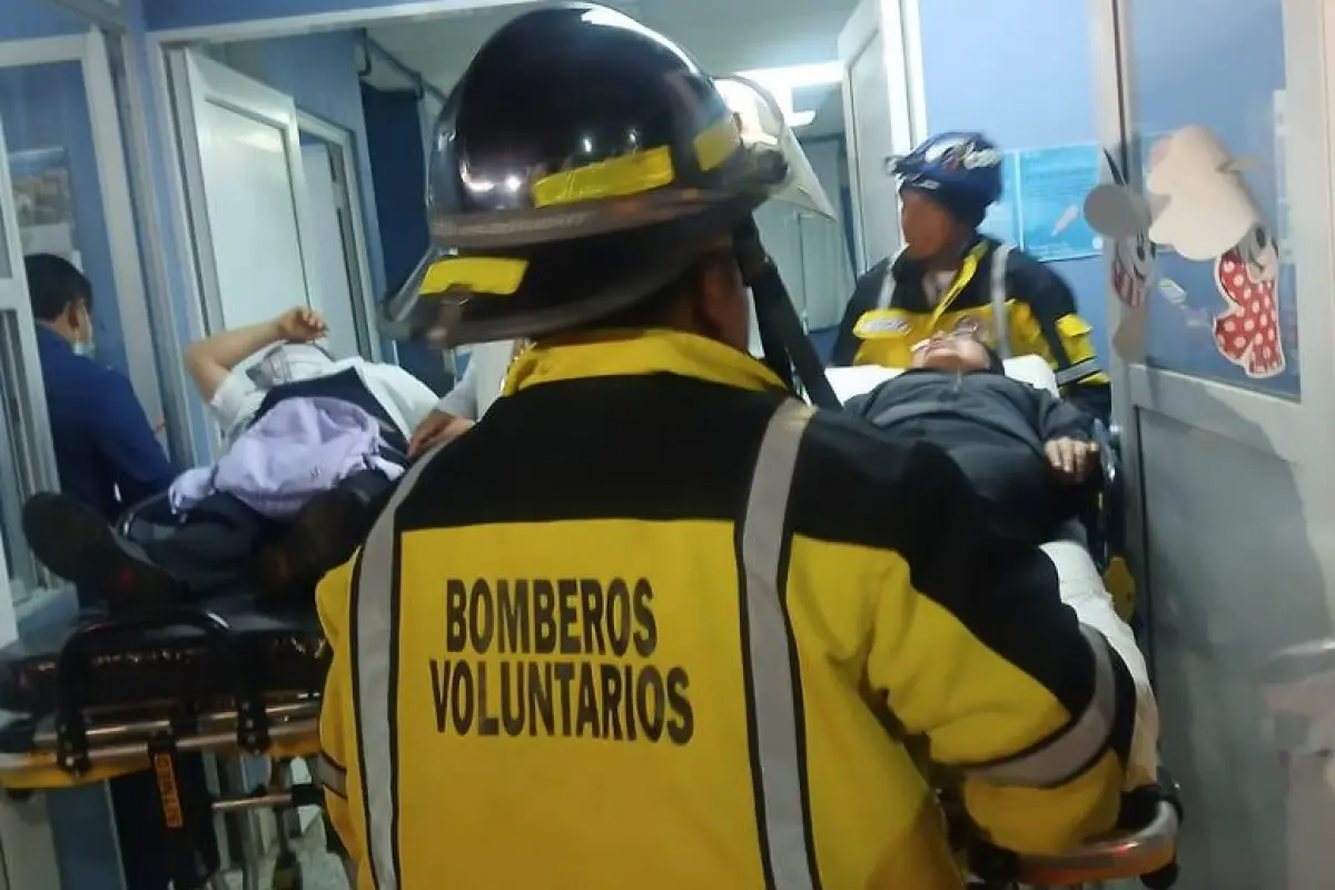 Las personas que presentaban síntomas de intoxicación fueron trasladadas a un hospital en Chimaltenango., Bomberos Voluntarios