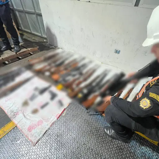 Las armas decomisadas en la encomienda en Puerto Santo Tomás de Castilla. ,PNC