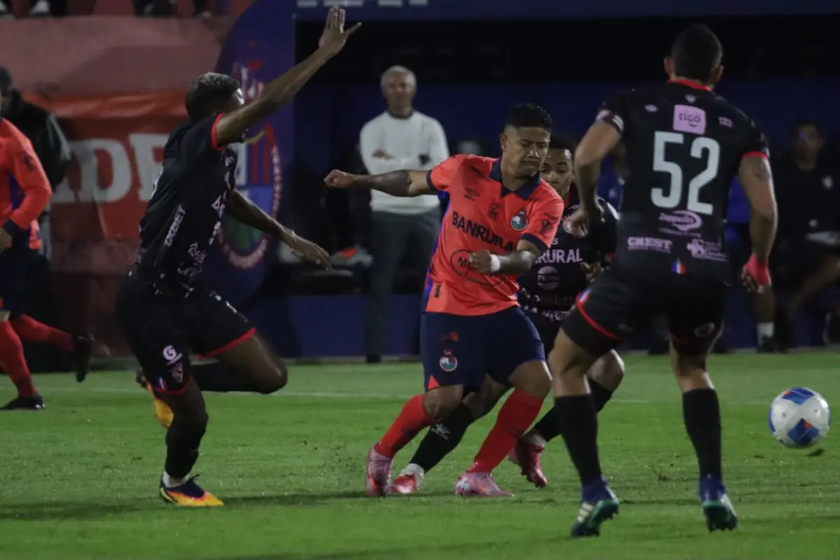 Partido entre Municipal y Xelajú MC en la fase regular del Clausura 2026 - Alex Meoño