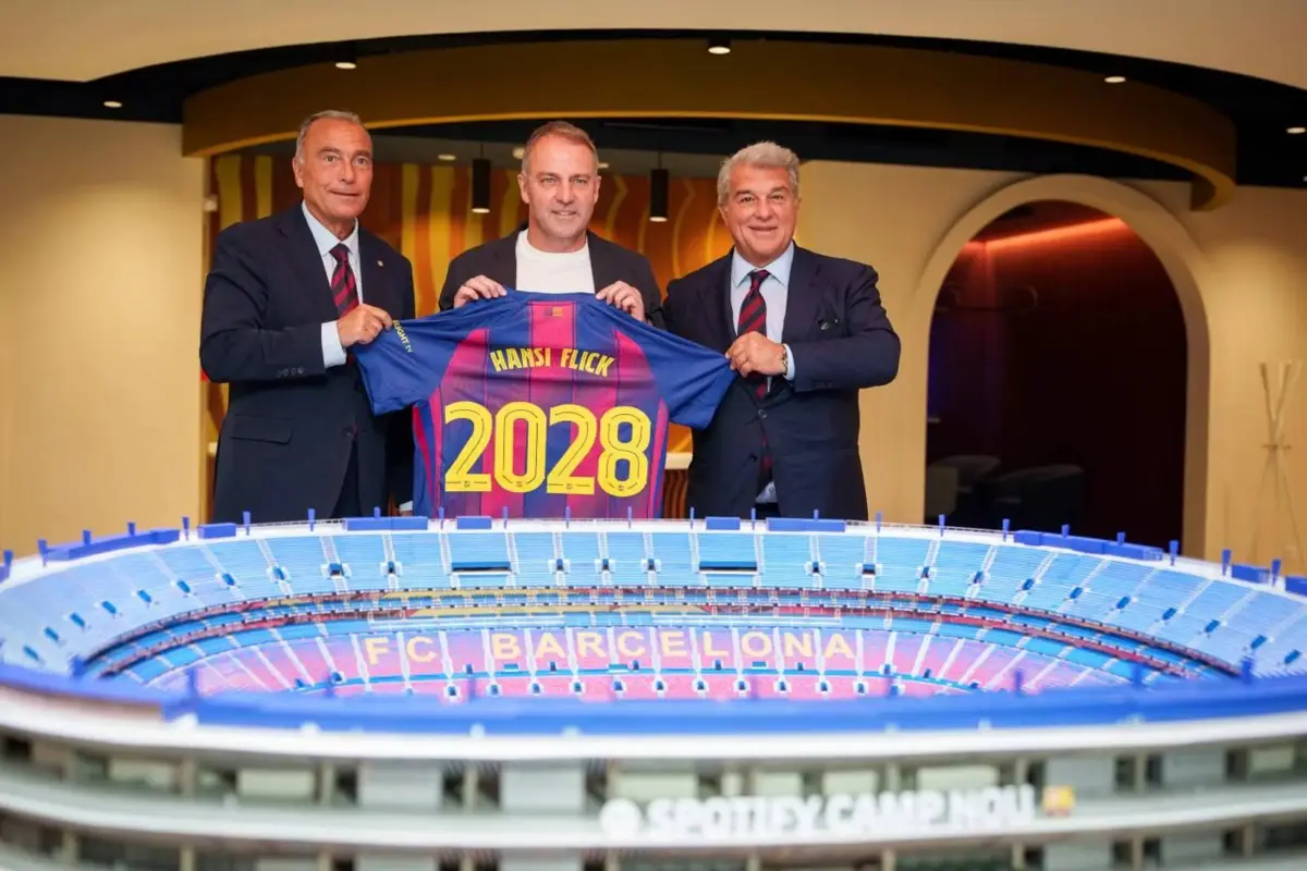 Hansi Flick junto a Joan Laporta y Rafa Yuste - FC Barcelona