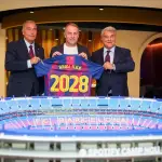 Hansi Flick firma su renovación con el FC Barcelonat