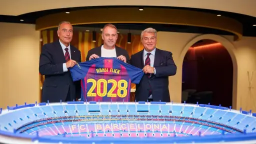 Hansi Flick firma su renovación con el FC Barcelona