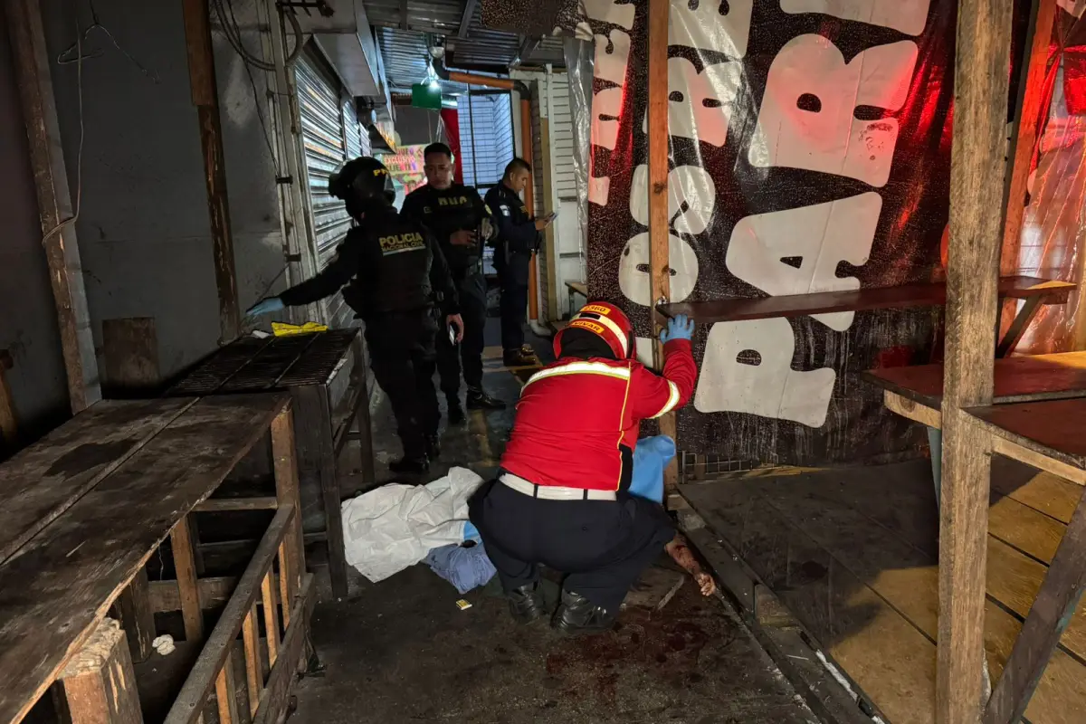 El cuerpo de la mujer fue encontrado en la zona 9., Bomberos Municipales