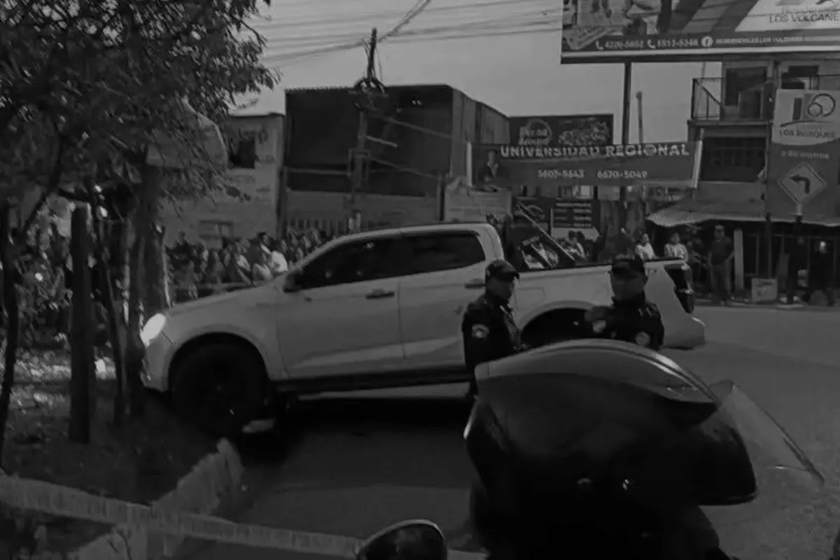 Así terminó el vehículo del concejal atacado a balazos en San Juan Sacatepéquez., Redes sociales.