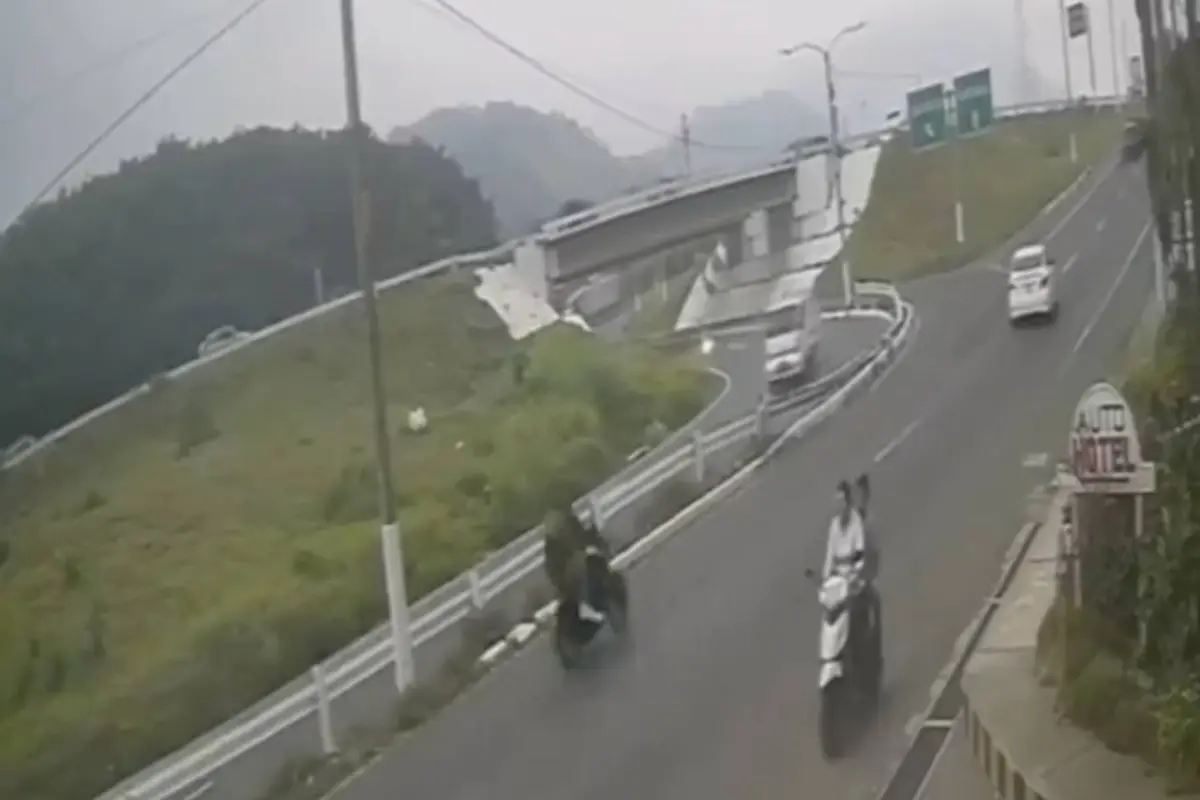 Motocicleta choca contra vehículo en la ruta al Pacífico y deja dos jóvenes gravemente heridos., Captura de pantalla video de X.