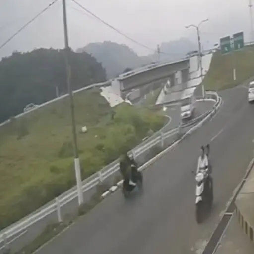 Motocicleta choca contra vehículo en la ruta al Pacífico y deja dos jóvenes gravemente heridos. ,Captura de pantalla video de X.