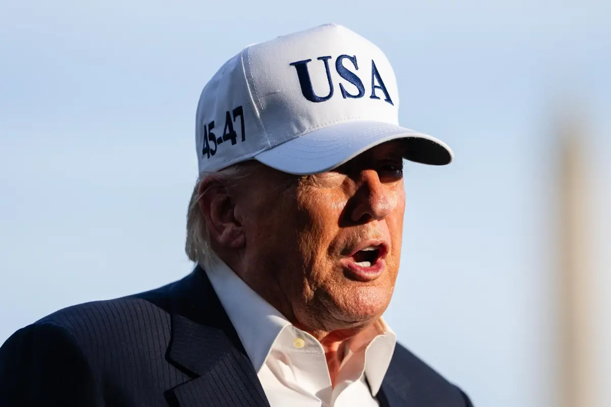Donald Trump en uno de los jardines de la Casa Blanca, EFE