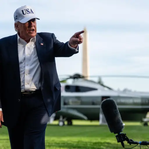 Donald Trump en uno de los jardines de la Casa Blanca ,EFE