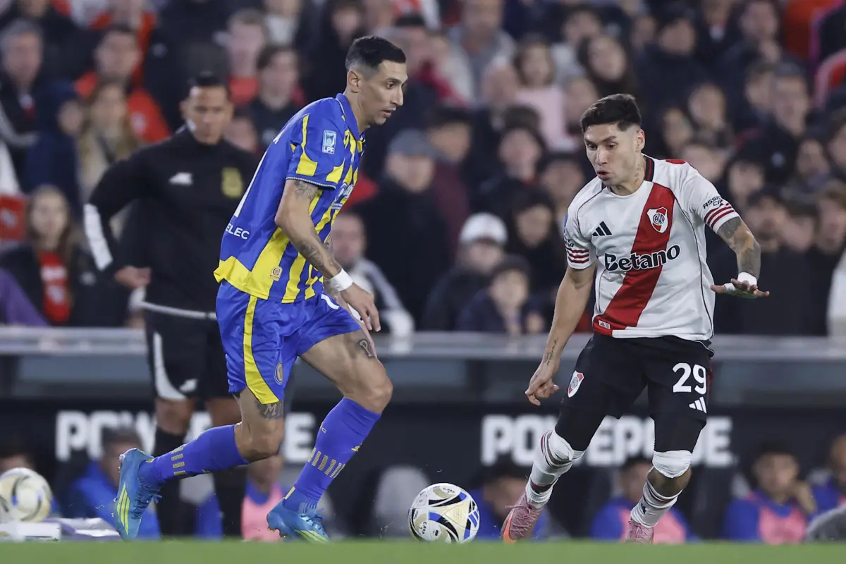 Fotografía del 16 de mayo de 2026 en la que se observa a Gonzalo Montiel, de River Plate, al disputa el balón con Ángel Di María, de Rosario Central, en un partido de las semifinales de la Liga Argentina entre River Plate y Rosario Central en el estad,  EFE/ Juan Ignacio Roncoroni
