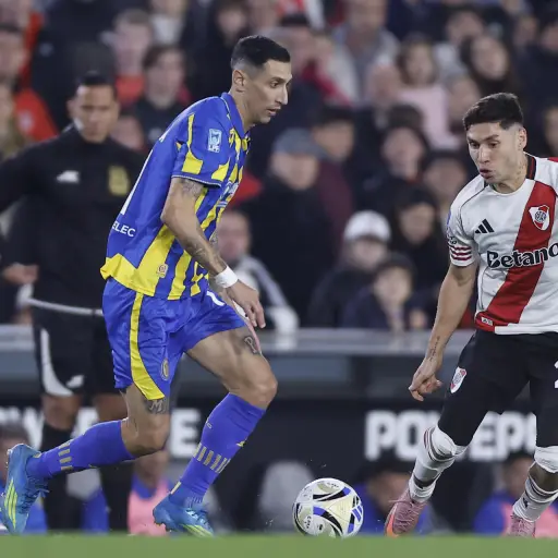 Fotografía del 16 de mayo de 2026 en la que se observa a Gonzalo Montiel, de River Plate, al disputa el balón con Ángel Di María, de Rosario Central, en un partido de las semifinales de la Liga Argentina entre River Plate y Rosario Central en el estad , EFE/ Juan Ignacio Roncoroni