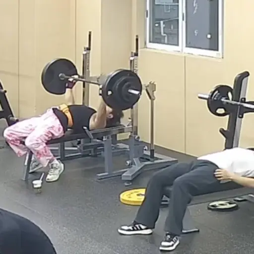 Hombre queda atrapado bajo barra de pesas en gimnasio. ,Captura de pantalla video de X.