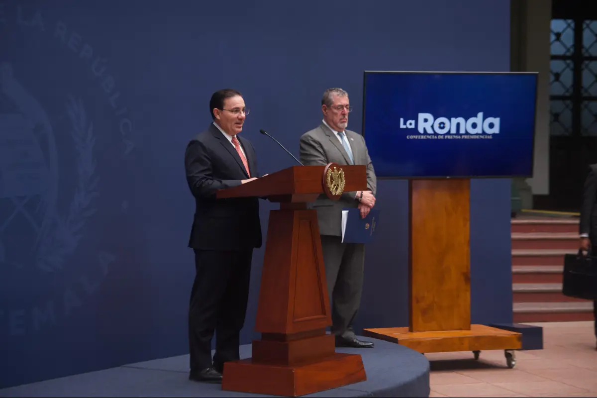 Marco Antonio Villeda, ministro de gobernación, junto al presidente Bernardo Arévalo - Omar Solís