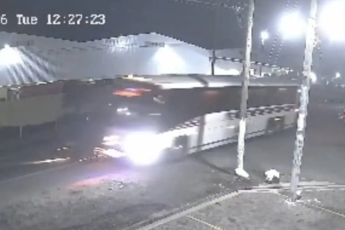 Bus tipo pullman y motocicleta protagonizan accidente mortal en la ruta CA-2 en Retalhuleu., Captura de pantalla video.