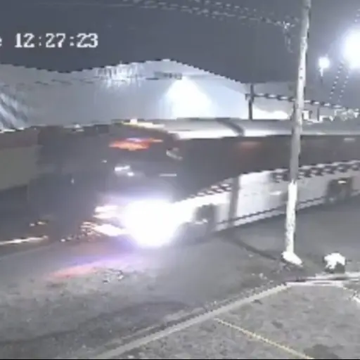 Bus tipo pullman y motocicleta protagonizan accidente mortal en la ruta CA-2 en Retalhuleu. ,Captura de pantalla video.