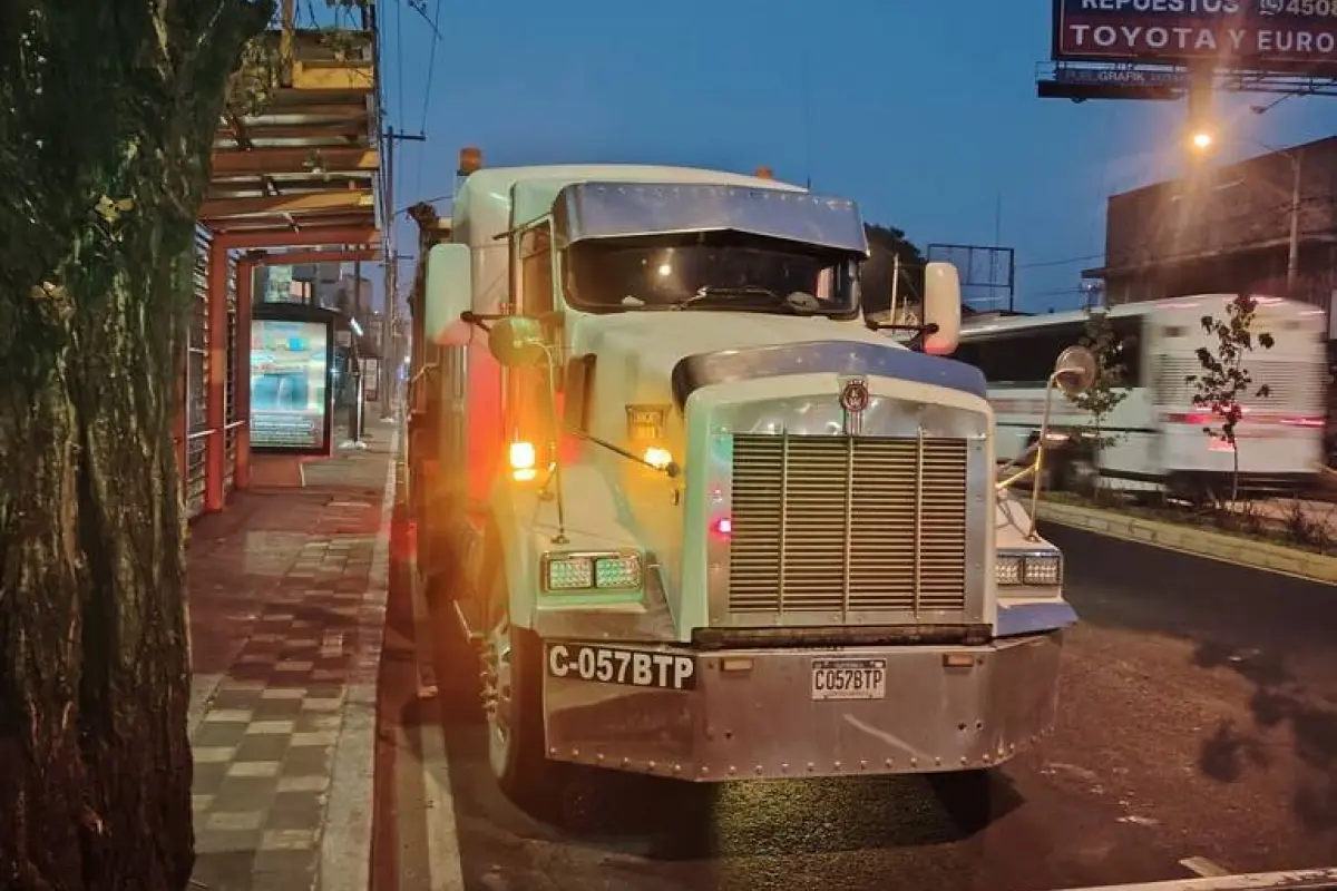 Tráiler con fallas mecánicas permanece en un sector de la zona 6, PMT capitalina/Montejo