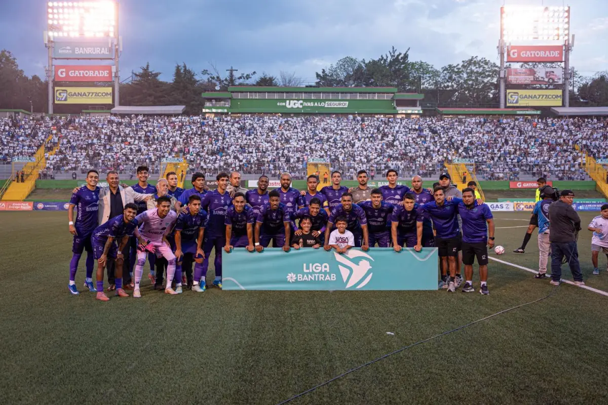 Jugadores de Antigua previo al duelo ante Comunicaciones - Antigua GFC
