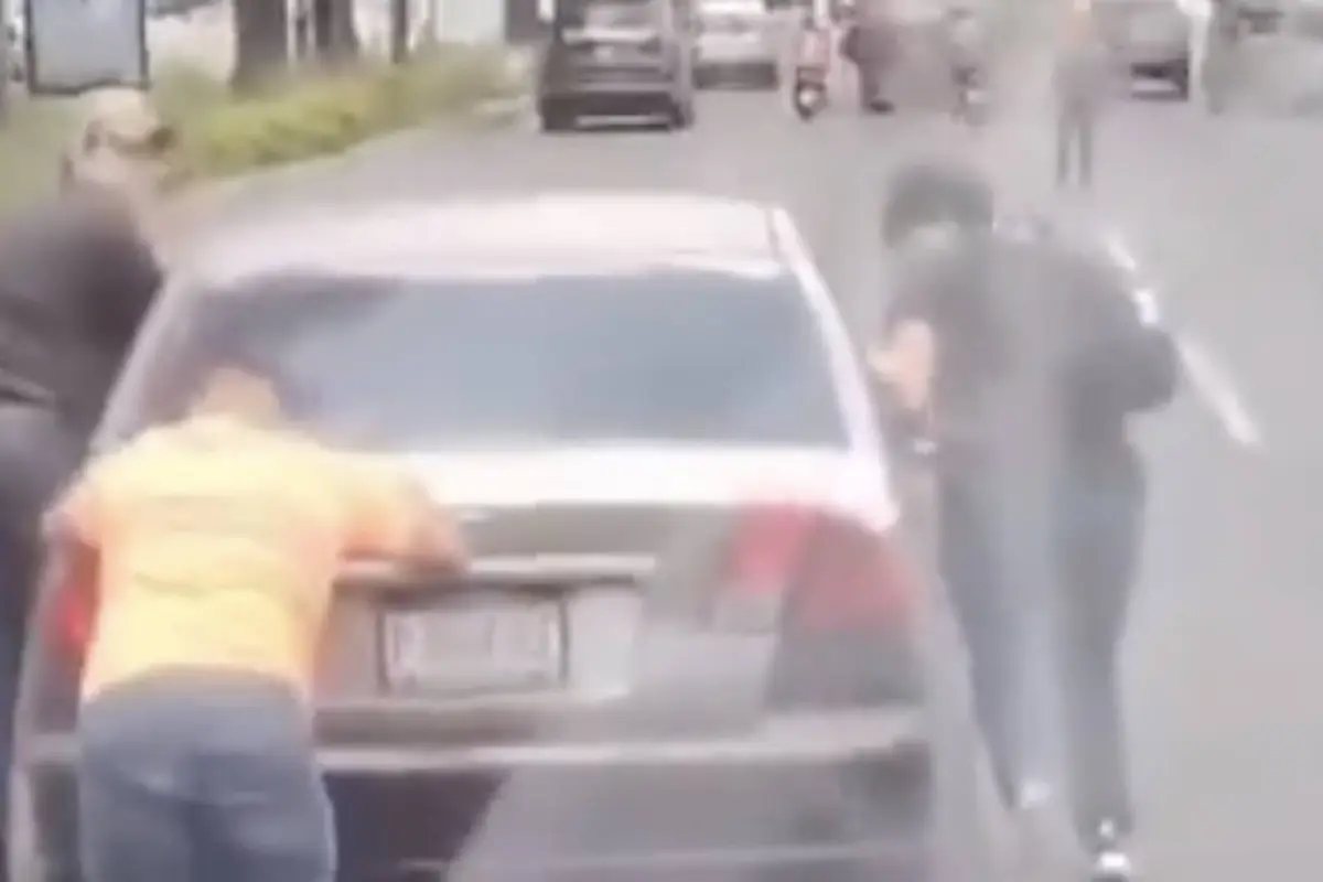 Intentó darse a la fuga tras romper el vidrio de un camión., Captura de pantalla video de X.
