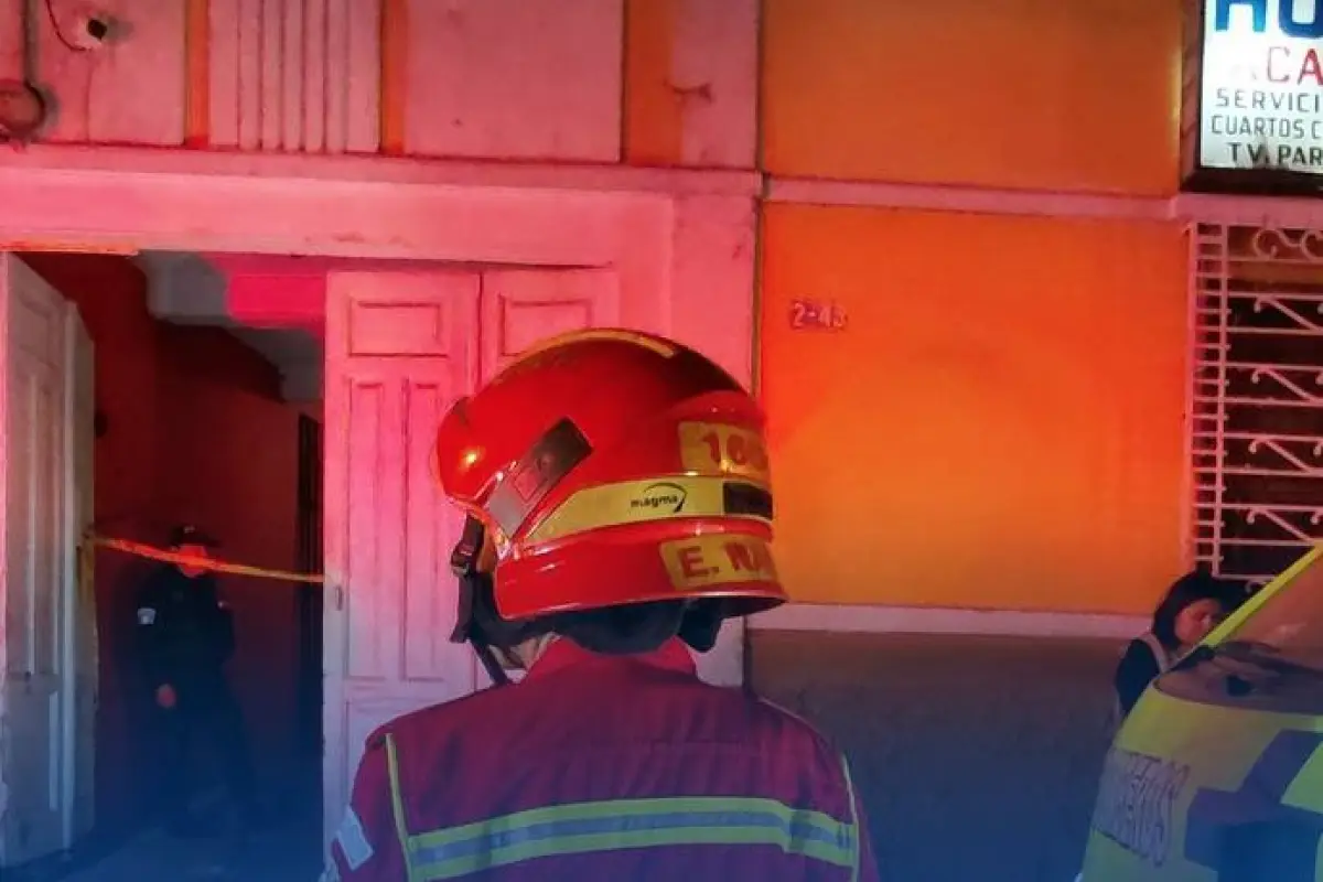 Las víctimas fueron localizadas dentro de un hotel de la zona 1., Bomberos Municipales