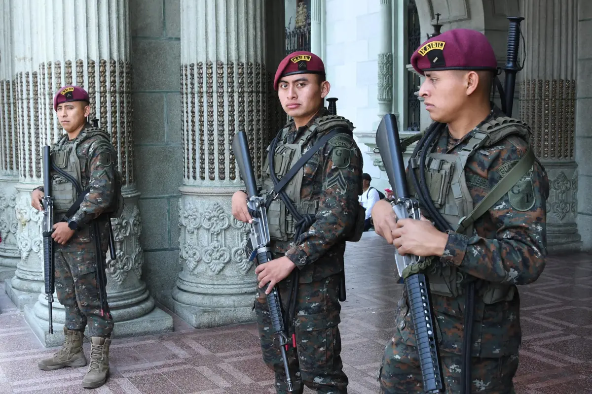Fotografía del 21 de abril de 2026 que muestra a integrantes del Ejército de Guatemala custodiando el Palacio Nacional de la Cultura en Ciudad de Guatemala (Guatemala),  EFE/ Alex Cruz
