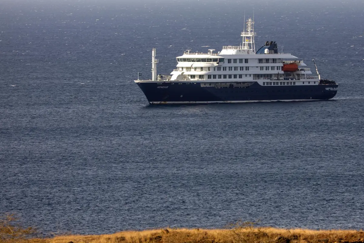 El crucero neerlandés MV Hondius, fotografiado el 4 de mayo frente a la costa de la ciudad de Praia, en la isla de Santiago, Cabo Verde, donde se ha confirmado casos de hantavirus., EFE
