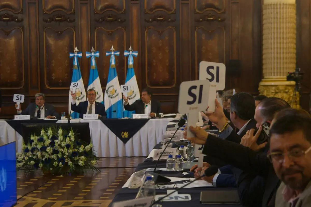 Reunión del Consejo Nacional de Desarrollo Urbano y Rural (Conadur), presidida por el mandatario Bernardo Arévalo, en el Palacio Nacional el 6 de mayo de 2026., Omar Solís/Emisoras Unidas