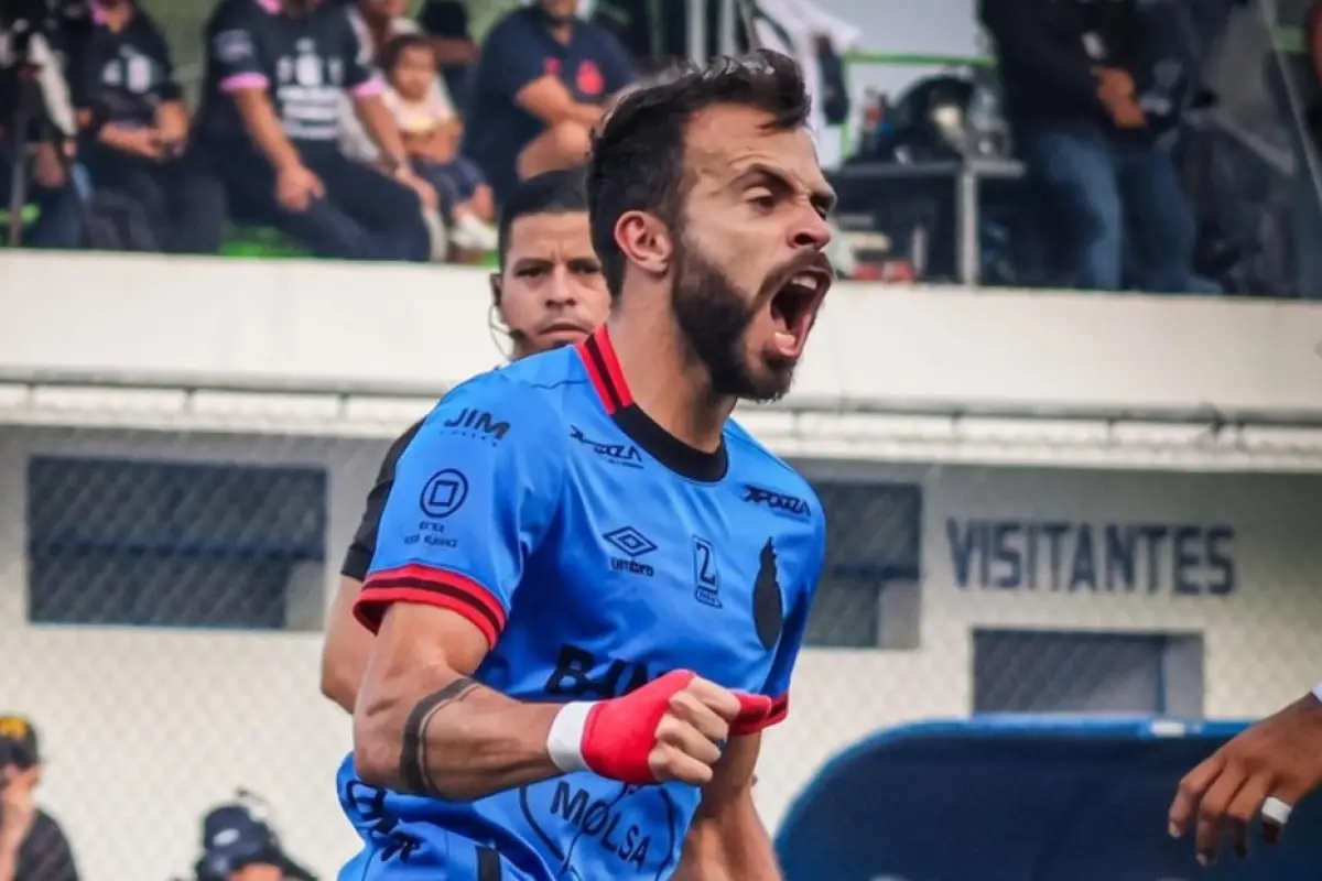 Rodrigo Saravia celebrando ante Mixco 